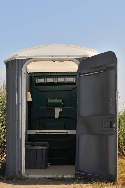Best Porta potty delivery and setup  in Falls City, NE